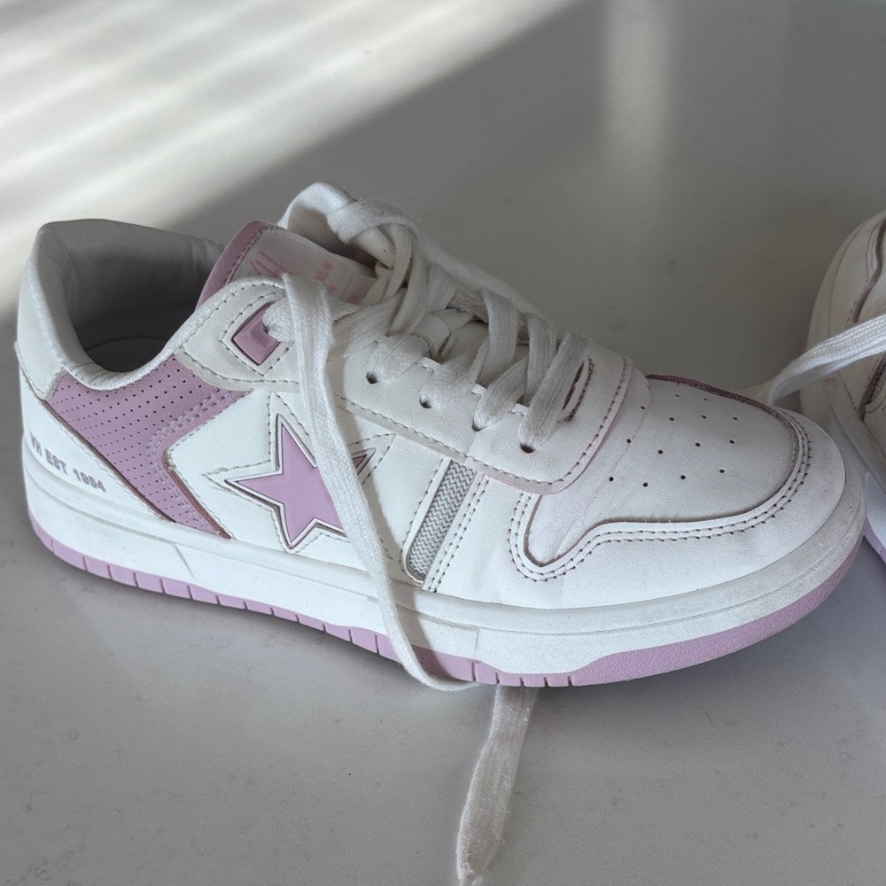 Vintage Havana Women’s Fresh Star Sneakers in White and pink size 7
